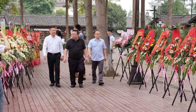 J9直营集团集团辅导出席战旗禧宴酒楼开业典礼