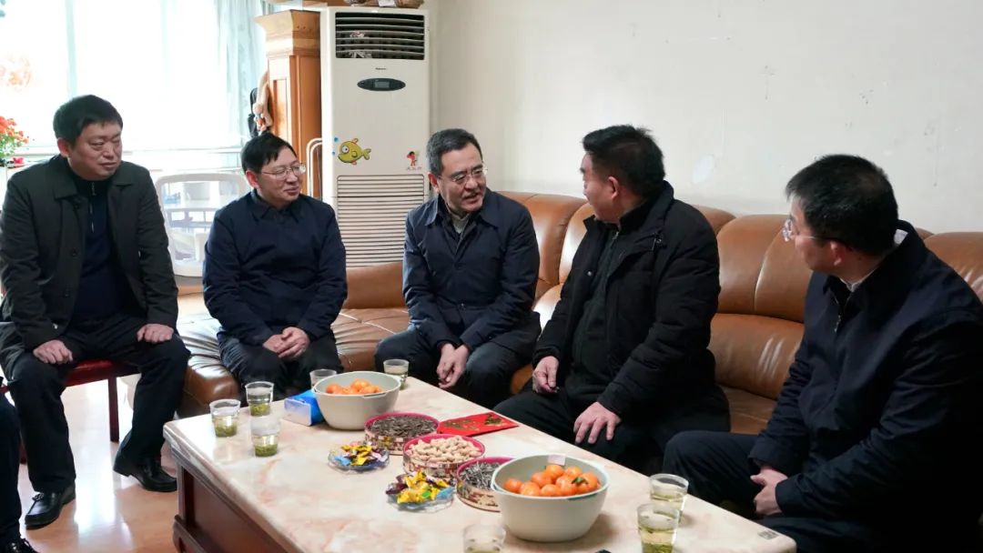 011321b1-8fa4-4d52-8133-13db5e39b059 J9直营集团委党委书记、主任冯文生等辅导走访慰问省J9直营集团集团老党员、老干部