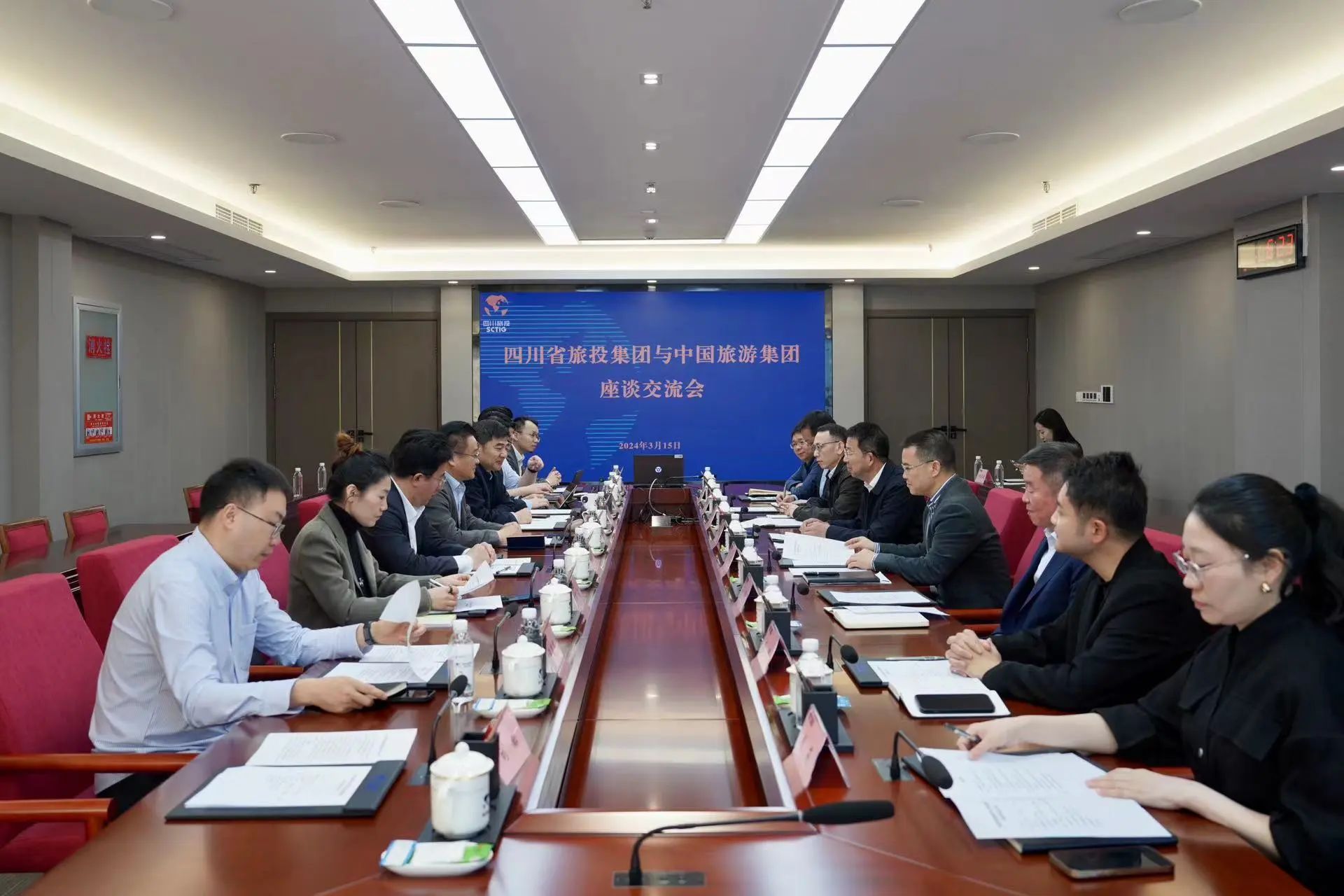 f2c3eae0-9b04-4d8a-84aa-be719e1db156 省J9直营集团集团与中国游览集团进行座谈互换会