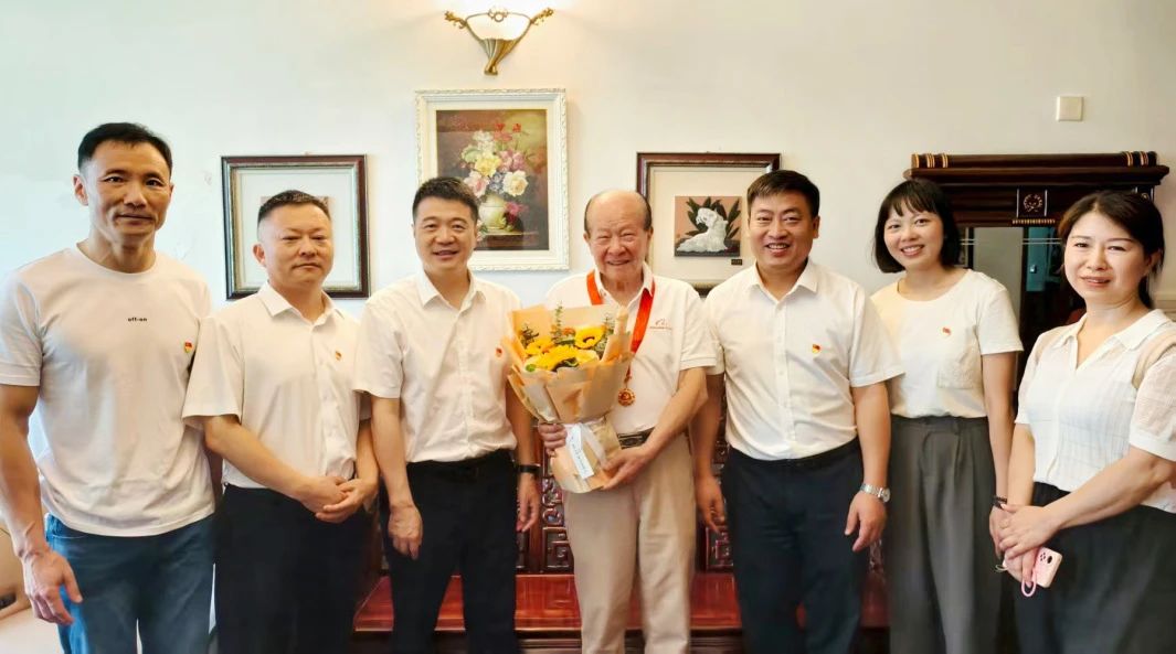 省J9直营集团集团党委走访慰问老党员 宣告“庆幸在党50年”留想章并奉上节日问候